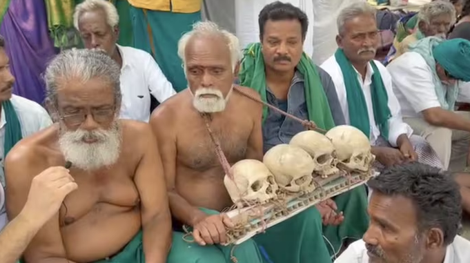 Farmers protesting at Jantar Mantar with skulls